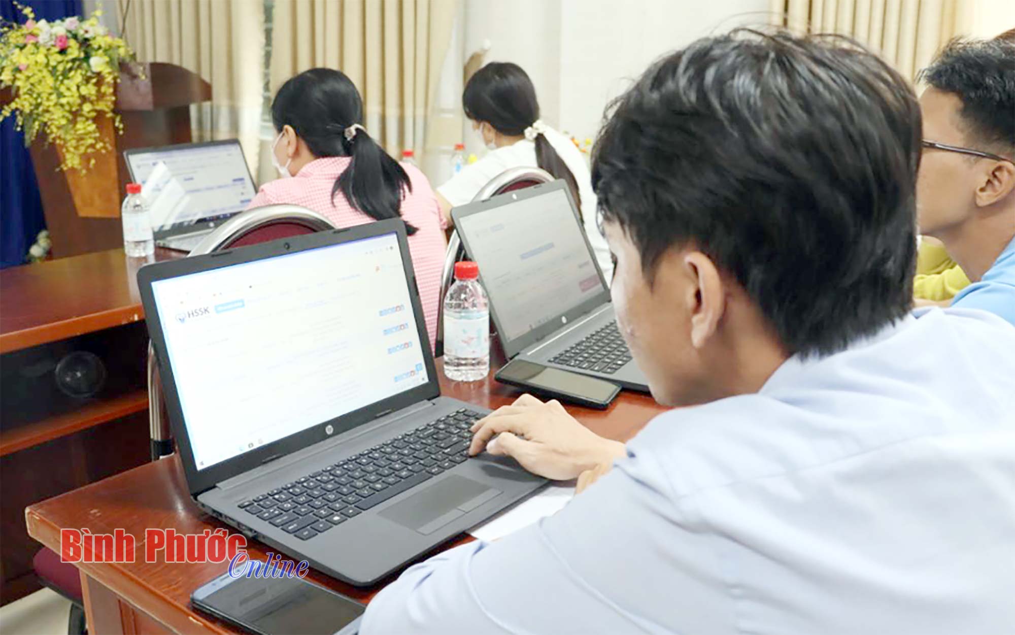 Kỹ thuật viên Viettel Bình Phước hướng dẫn các y, bác sĩ truy cập và sử dụng hồ sơ sức khỏe điện tử bằng máy tính và điện thoại thông minh
